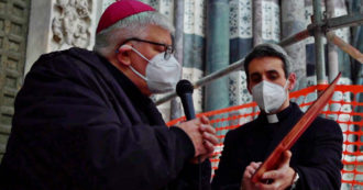 Copertina di Genova, in piazza contro il transito di armi in porto anche l’arcivescovo Tasca: “Giusto stare dalla parte di chi protesta”