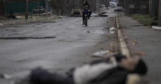 Copertina di “Civili disarmati uccisi con esecuzioni, alcune vittime con le mani legate”: l’orrore scoperto a Bucha dopo la ritirata dell’esercito russo