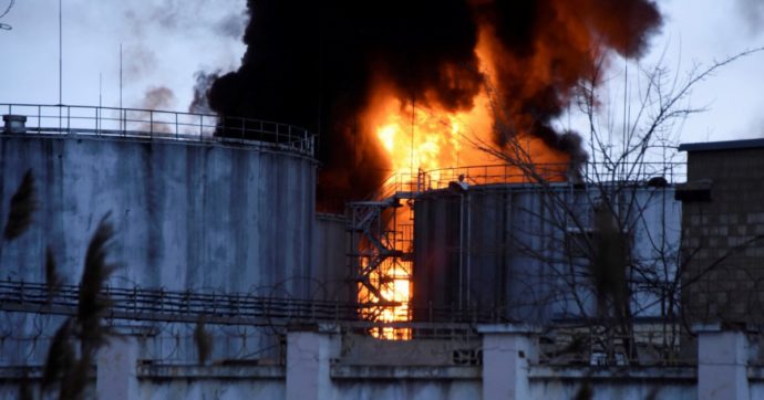 Ucraina, fuoco sul petrolio: in fuga dalle bombe a depositi e raffinerie