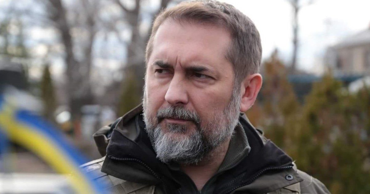 Ucraina, il governatore del Lugansk: “I russi non sfondano e ora bombardano tutto: non riusciamo nemmeno a seppellire i morti. Gli occupanti? Saccheggiano: lavatrici, pentole, giochi per bambini”