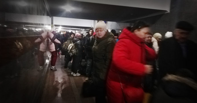Ucraina, sui treni notturni con la paura di diventare bersagli: “Giù le tendine, il nemico ci guarda”. Ma sempre più sfollati ritornano