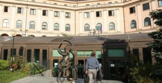 Copertina di “Auto di una troupe Rai distrutta e saccheggiata, pugni in faccia ad una ragazza”: scoppia il caos al Palio di Asti