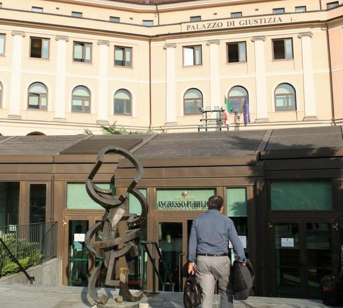 “Auto di una troupe Rai distrutta e saccheggiata, pugni in faccia ad una ragazza”: scoppia il caos al Palio di Asti