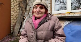 Copertina di Guerra Russia-Ucraina, le voci degli abitanti di Bucha: “Ho 90 anni, non dovevo vivere per vedere tutto questo”