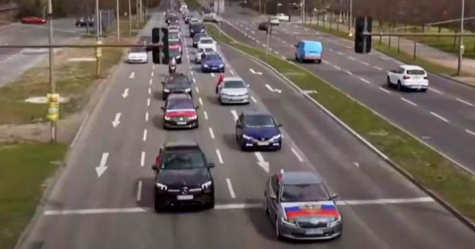 Guerra in Ucraina, a Berlino corteo di circa 400 auto “contro la discriminazione dei russi”. Mostrato il simbolo “Z”: indagini in corso