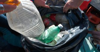 Copertina di Imballaggi, l’Italia stroncata dalla Ue sul riciclo: “Non basta, crescita dei rifiuti troppo alta. Necessario promuovere il riuso”