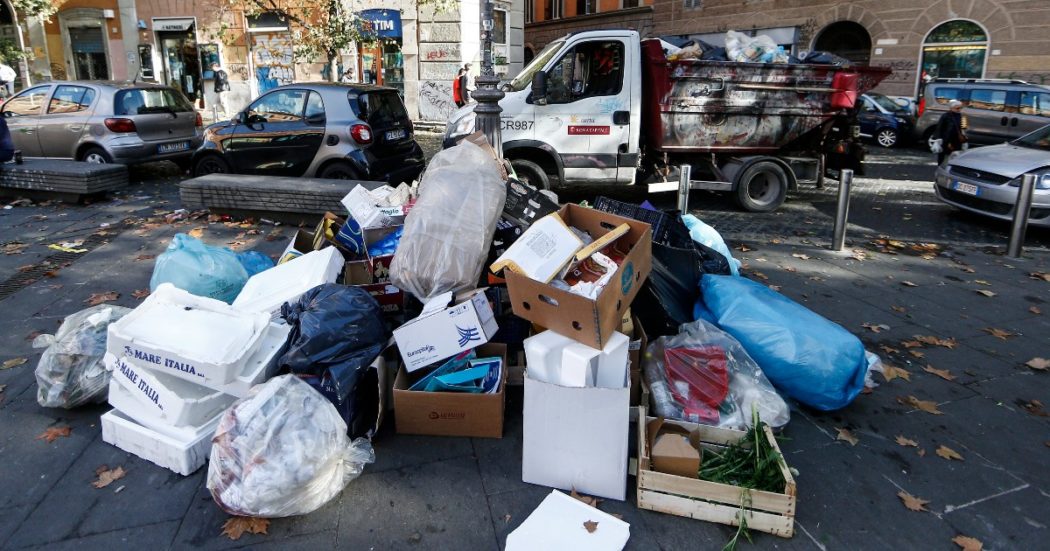 Roma, il nuovo accordo Ama-sindacati per la raccolta dei rifiuti nel week end per ora non funziona: lunedì tra l’immondizia nei quartieri della movida