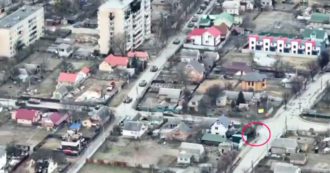 Guerra Russia-Ucraina, a Bucha carro armato fa fuoco su un civile in bicicletta: la scena ripresa da un drone – Video