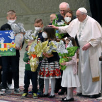 Pope Francis (R) presents Easter eggs as he meets with Ukrainian children during the weekly general audience in the Paul VI Audience Hall, in Vatican City, 06 April 2022. The pontiff lamented the ‘massacre of Bucha’, in the Kyiv suburb where dozens of bodies in civilian clothing have been found, and renewed his calls for an end to the war in Ukraine.  ANSA/ETTORE FERRARI