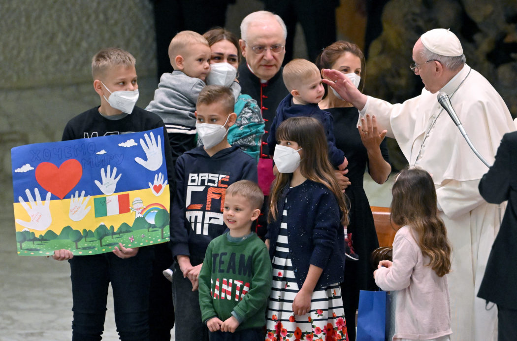 Pope Francis (R) meets with Ukrainian children during the weekly general audience in the Paul VI Audience Hall, in Vatican City, 06 April 2022. The pontiff lamented the ‘massacre of Bucha’, in the Kyiv suburb where dozens of bodies in civilian clothing have been found, and renewed his calls for an end to the war in Ukraine.  ANSA/ETTORE FERRARI