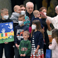 Pope Francis (R) meets with Ukrainian children during the weekly general audience in the Paul VI Audience Hall, in Vatican City, 06 April 2022. The pontiff lamented the ‘massacre of Bucha’, in the Kyiv suburb where dozens of bodies in civilian clothing have been found, and renewed his calls for an end to the war in Ukraine.  ANSA/ETTORE FERRARI