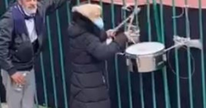 Domeniche Bestiali – La signora Carmela (85 anni) al tamburo fa impazzire la curva della Cavese e la Rete