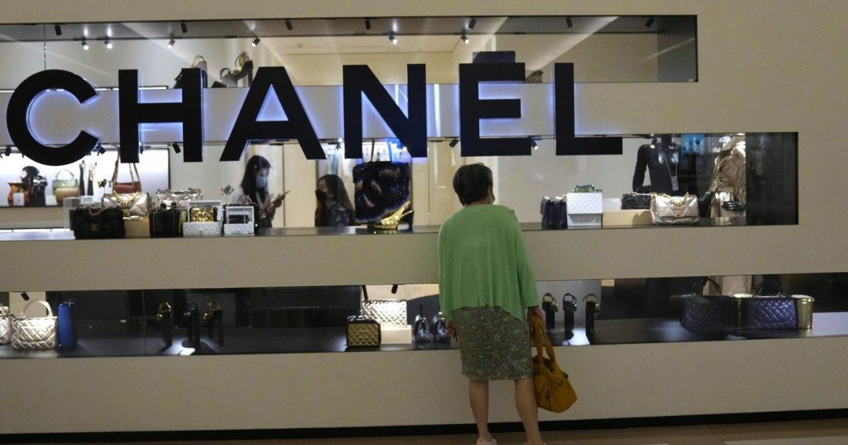 “Chanel ha smesso di vendere i suoi prodotti a tutte le persone che intendono portarli in Russia”. L’ira delle influencer