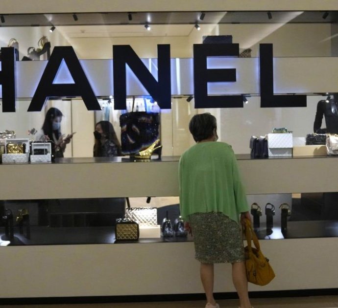 “Chanel ha smesso di vendere i suoi prodotti a tutte le persone che intendono portarli in Russia”. L’ira delle influencer