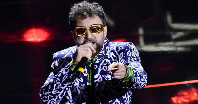 Copertina di Dargen se ne fotte e balla: “Inizio il tour. Fedez? Sbagliato criticarlo”