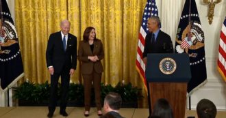 Copertina di Stati Uniti, Obama torna per un giorno alla Casa Bianca e scherza con Biden: “Il mio vicepresidente…”