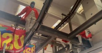 Copertina di Cremona, gli operai di un macello si arrampicano su catena di montaggio per protesta: “Lavoratori in cassa integrazione ma chiamano interinali”