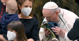 Copertina di Papa Francesco mostra una bandiera ucraina arrivata da Bucha: “Crudeltà sempre più orrende. E assistiamo all’impotenza dell’Onu”