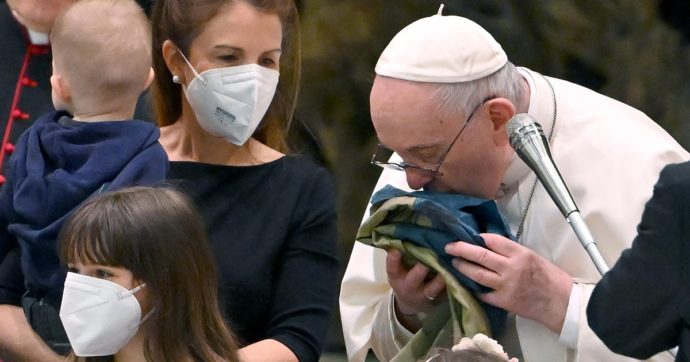 Il Papa affronta la sua Pasqua più drammatica, ma non si lascerà silenziare