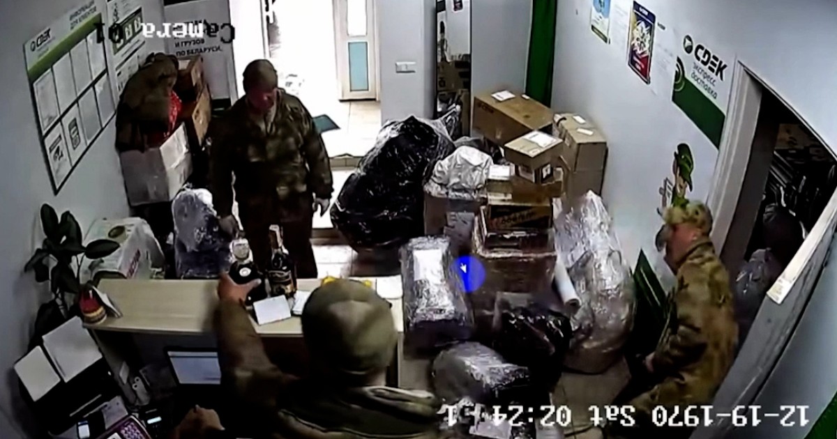 The war in Ukraine, the Russian army sends stolen goods and objects to Kyiv from an office in Belarus: surveillance video footage