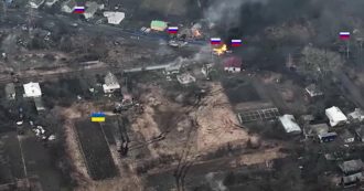 Guerra in Ucraina, i blindati russi colpiti da un carro armato nascosto tra i campi: il video girato dal drone
