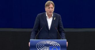 Copertina di Sanzioni alla Russia, Verhofstadt ai vertici Ue: “la vostra strategia non funziona, dobbiamo affrontare i 6000 che lavorano con Putin”