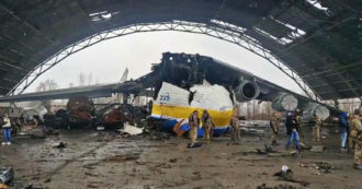 Copertina di Guerra Russia-Ucraina, nello scalo di Gostomel dove c’è l’aereo più grande del mondo distrutto: le immagini dell’Antonov a pezzi nell’hangar