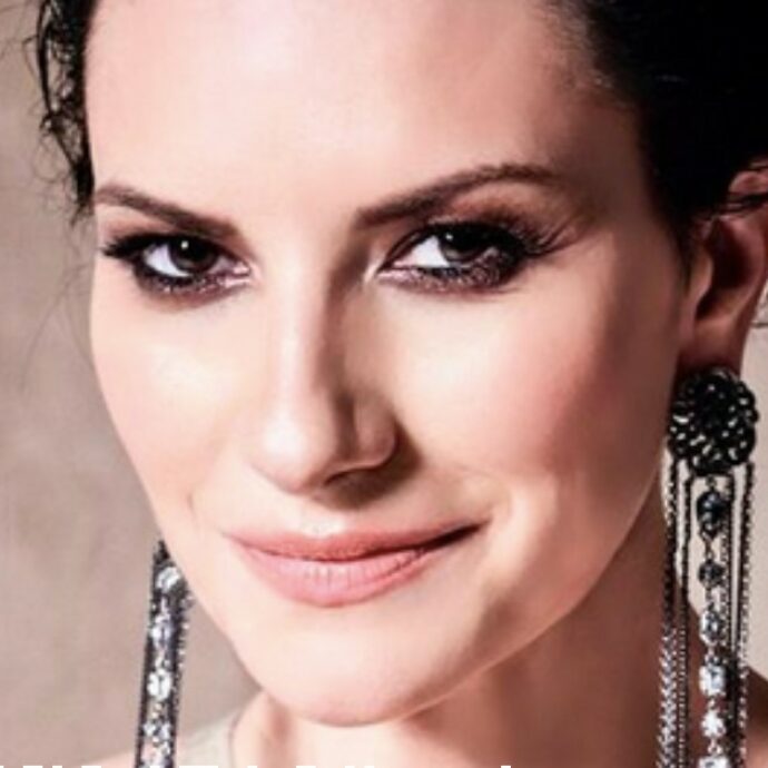 Laura Pausini smentisce i rumor sui presunti scontri con Alessandro Cattelan: “Siamo molto amici. E ho trattato per ridurre i cambi d’abito a tre”