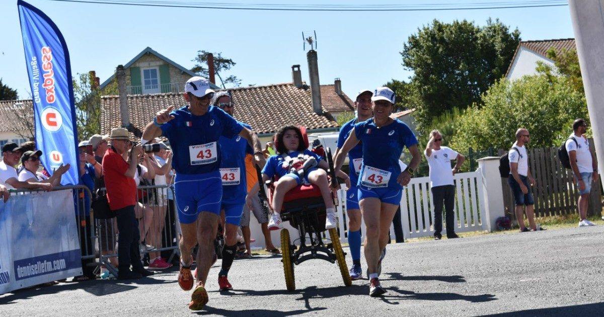 “Nostra figlia con disabilità grave attesa in Francia per partecipare al torneo internazionale di Joelette. Ma nessuna compagnia aerea è disposta a trasportarla”