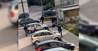 Copertina di Foggia, poliziotto sferra un calcio in faccia a un ragazzo che non si era fermato al posto di blocco: azione disciplinare per l’agente – Video