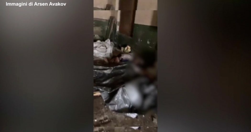 Guerra Russia-Ucraina, undici corpi trovati in un garage di Gostomel. L’ex ministro di Kiev: “Civili uccisi dai cecchini di Mosca” – Video