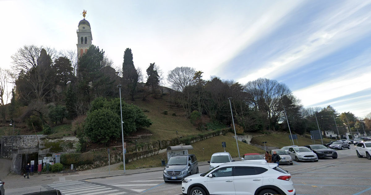 Udine, nel centro della città la più grande collina artificiale d’Europa. Il colle del Castello realizzato 3000-3500 anni fa