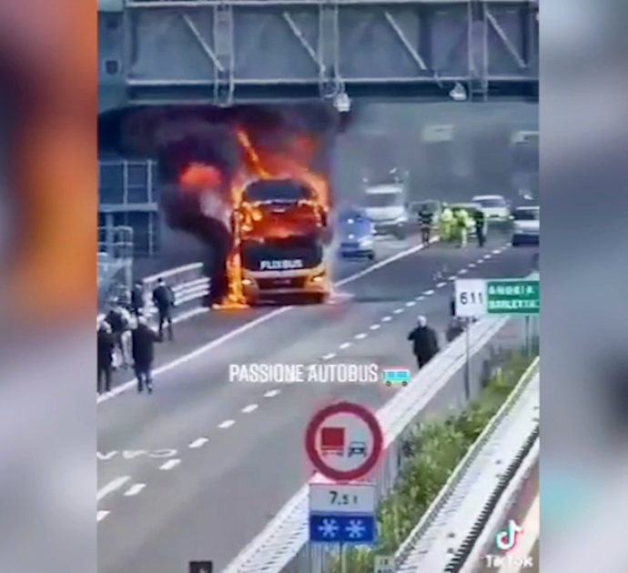 A14, pullman Flixbus prende fuoco in autostrada a Canosa di Puglia: i passeggeri fuggono lungo la carreggiata – Video