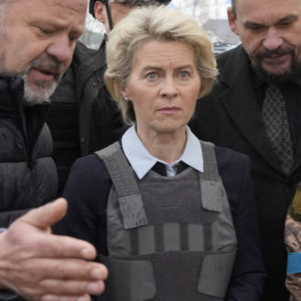 Copertina di 60 – Ursula von der Leyen: “A Bucha, umanità in frantumi”
