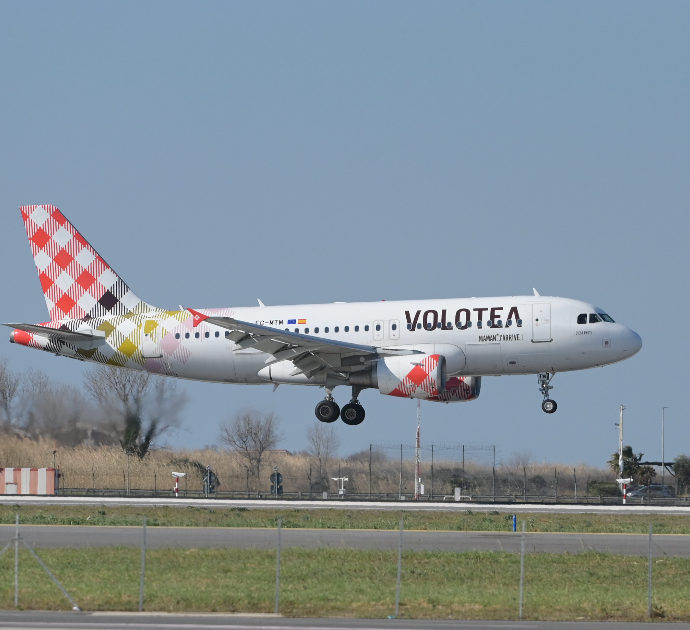 Volotea chiede un extra prima della partenza per il caro carburante: passeggeri costretti a pagare un’integrazione fino a 9 euro per tratta per i biglietti già acquistati