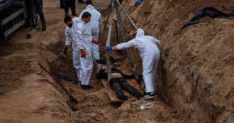 Guerra in Ucraina, la diretta – Nuove denunce di Kiev: “Civili bruciati vivi a Izium”. La Russia chiude le sedi di Amnesty e altre ong