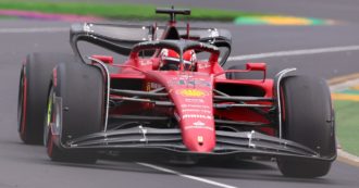 Copertina di F1, Charles Leclerc in pole position nel Gp d’Australia. Dietro di lui le Red Bull. Hamilton scatta dalla quinta posizione, Sainz 9°