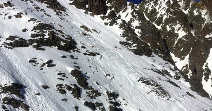 Cuneo, valanga di neve in Valle Maira travolge un gruppo di scialpinisti: un morto e tre illesi