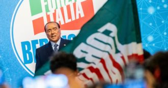 Copertina di Berlusconi sul palco dopo 3 anni. “Deluso e addolorato da Putin”. Messaggio a Draghi: “Non metta le mani nelle tasche degli italiani”