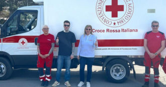Copertina di Fedez regala un furgone isotermico alla Croce Rossa italiana per aiutare l’Ucraina: “I trasporti di farmaci sono determinante”