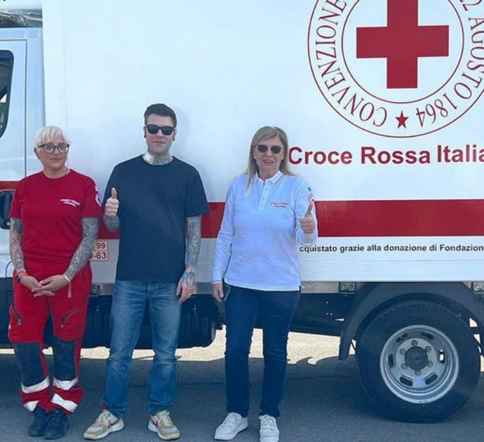 Fedez regala un furgone isotermico alla Croce Rossa italiana per aiutare l’Ucraina: “I trasporti di farmaci sono determinante”