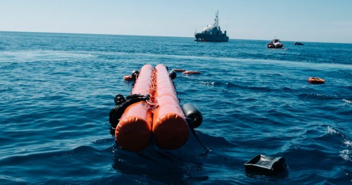 Migranti, un altro naufragio nel Mediterraneo: Sea Watch salva 34 persone. L’hotspot di Lampedusa strapieno: 830 sbarcati in 48 ore
