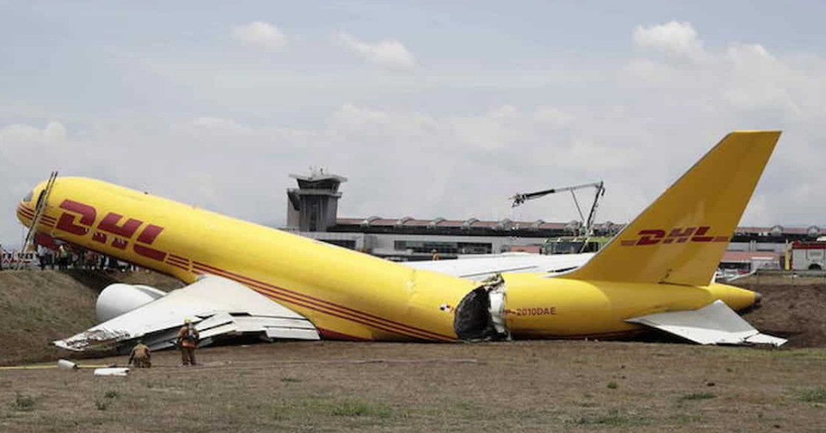 Aereo postale DHL si spezza in due dopo un atterraggio di emergenza: a bordo due persone, illese