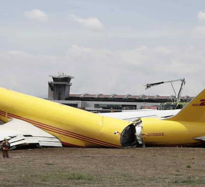 Aereo postale DHL si spezza in due dopo un atterraggio di emergenza: a bordo due persone, illese