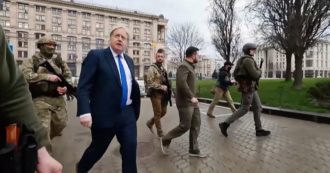 Copertina di Ucraina, la passeggiata di Boris Johnson per le strade di Kiev insieme a Zelensky e la scorta di soldati armati