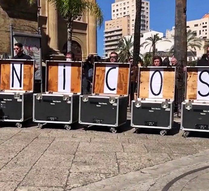 Palermo, artisti protestano davanti al Teatro Massimo contro i tagli del Comune: “Cancellati gli spettacoli e le attività per i bambini”