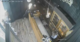 Copertina di Pescara, cliente aggredisce e spara al barista di un locale del centro: la vittima ricoverata in rianimazione. Il filmato della videosorveglianza