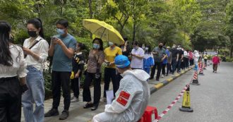 Copertina di Covid, a Guangzhou test per 18 milioni di abitanti per 18 casi sintomatici. Shenzhen e Shanghai in lockdown