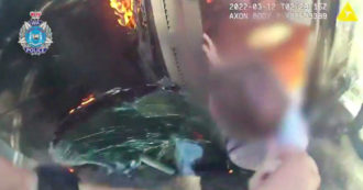 Copertina di L’auto va a fuoco dopo l’incidente e il conducente rimane intrappolato: il salvataggio da film delle forze dell’ordine – Video
