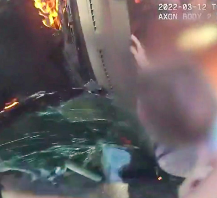 L’auto va a fuoco dopo l’incidente e il conducente rimane intrappolato: il salvataggio da film delle forze dell’ordine – Video